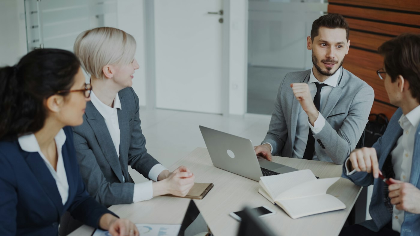 Reunião à mesa para analisar a consolidação de créditos